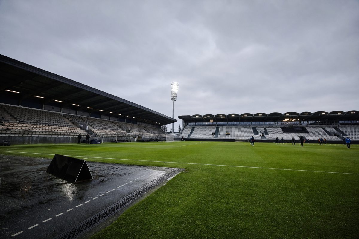 Pelouse et tribunes d’un stade de football